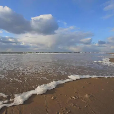 In Egmond By The Beach, Cleaning Included Сasa de vacaciones *